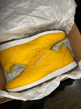 Reebok Men's Yellow Leather Retro Sneakers